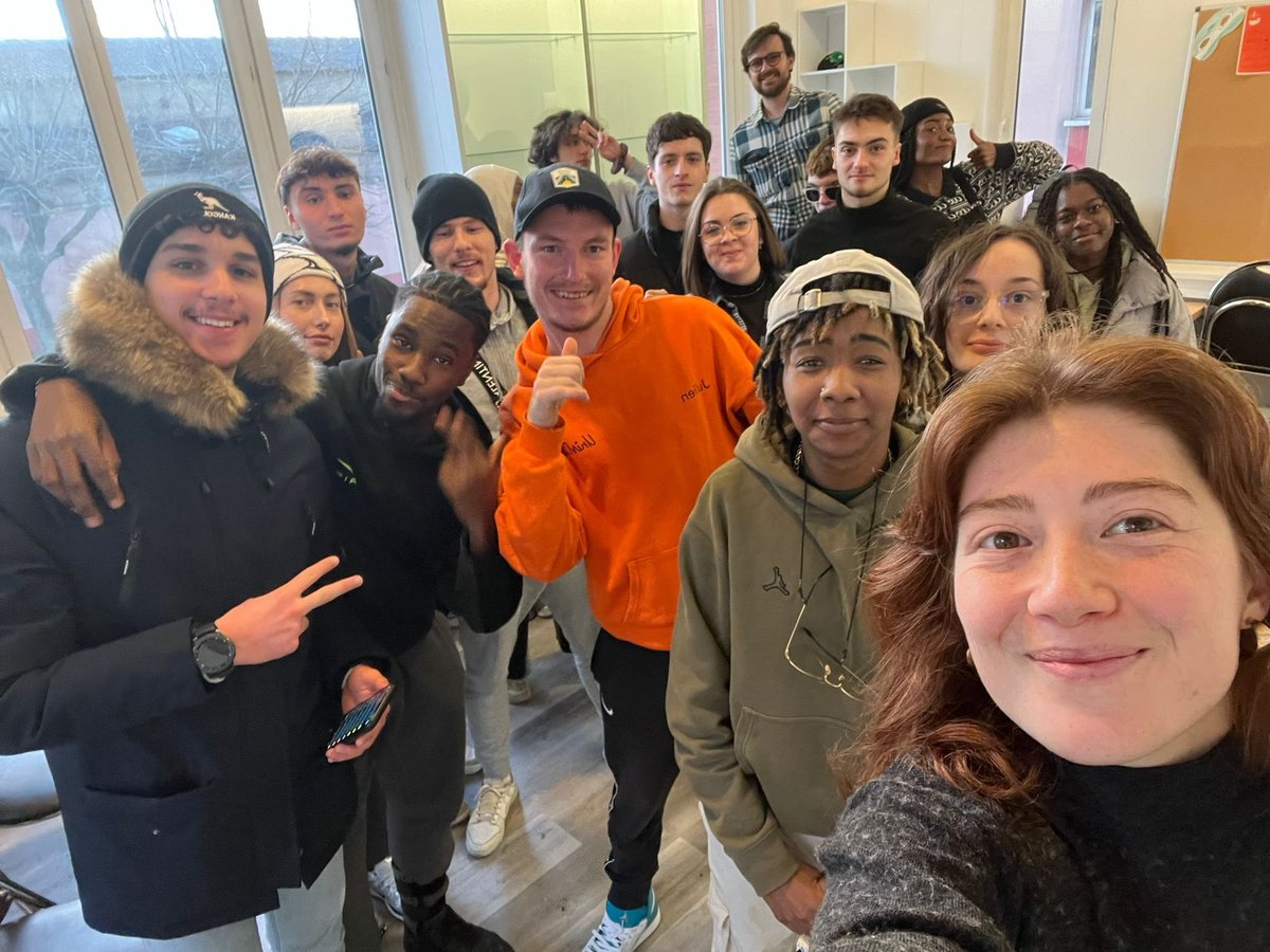 🙌Notre association partenaire <a href="/makesense/">makesense</a> accompagne les jeunes issus de milieux populaires à prendre la parole autour d'ateliers sur la transition écologique.
1500 jeunes ont déjà suivi le programme et 125 responsables associatifs se sont déjà formés.
👉vu.fr/mNsPz