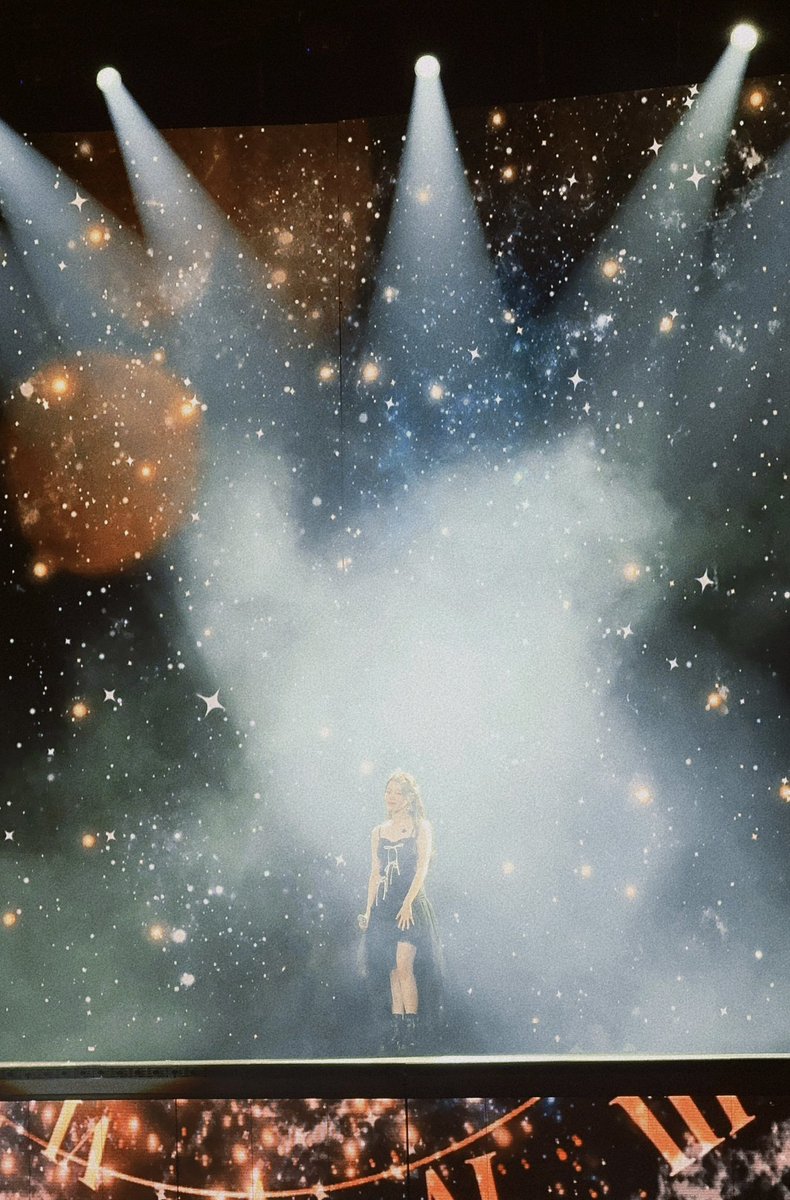 iushiteru's tweet photo. wow this.... iu was made of sparkling stardust https://t.co/R4EViiI683