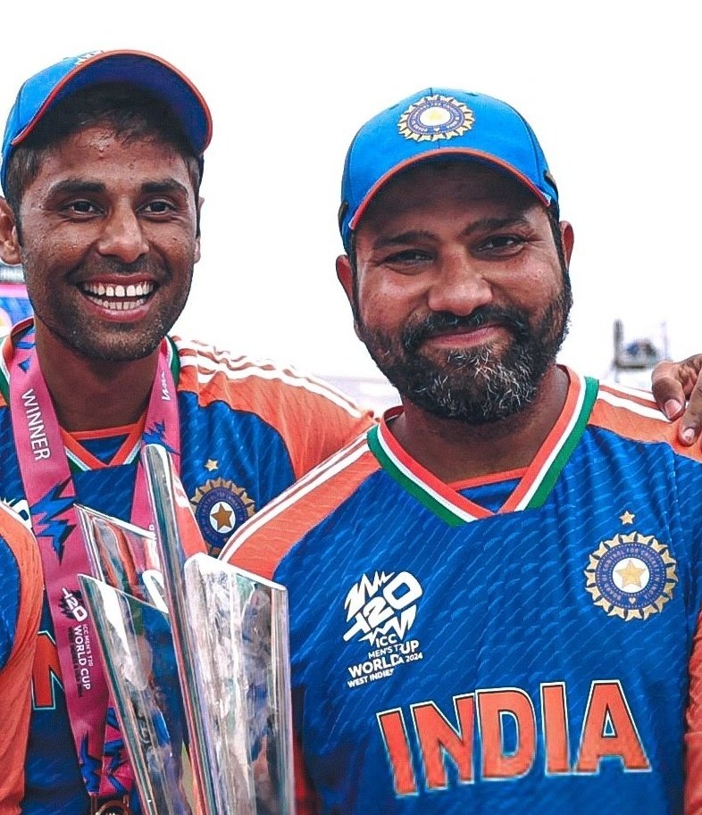 SPORTYVISHAL's tweet photo. 🚨🔴 Mumbai Indians removed greatest IPL captain Rohit Sharma from the captaincy for Hardik Pandya because they thought that Pandya is India's T20I captain.

Then Hitman made his magical comeback and won T20 World Cup as Captain for India and now Suryakumar Yadav is India's new T20I Captain.

So Pandya was never the official captain of India and never will be.

This is the peak of cinema. 🤝🏼