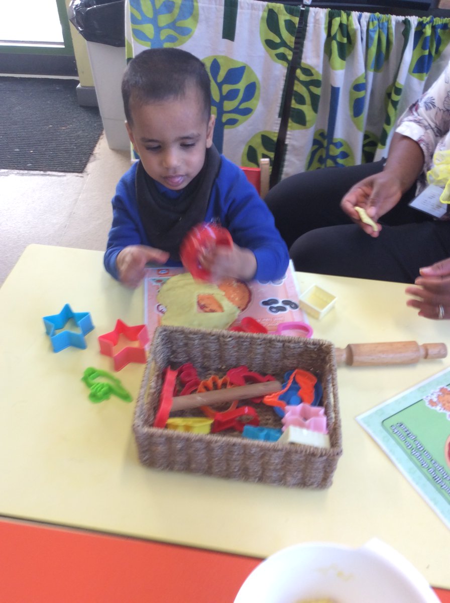 NorthridgeScho1's tweet photo. Welcoming in our youngest pupils, who have settled in beautifully to their new school! #REACHvalues https://t.co/gq7mQk6Gef