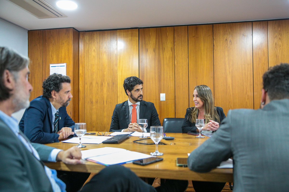 Dia de retomada da participação social na EBC!
Hoje foi realizada a cerimônia de entrega do Relatório do GT de Participação Social da EBC, pilar fundamental da comunicação pública em um governo democrático. 

#ComunicaçãoPública #EBC #ParticipaçãoSocial