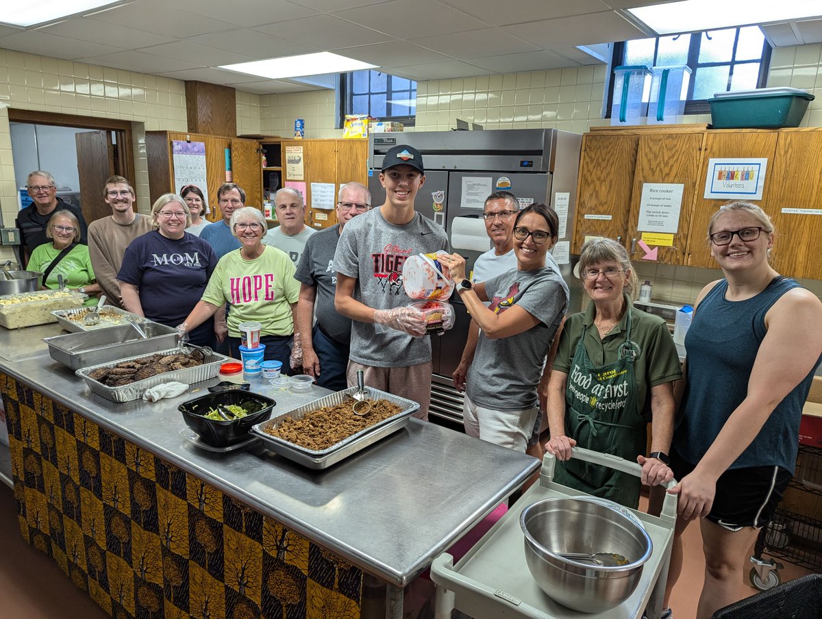 Hope Lutheran Church volunteering every Wednesday at #FoodatFirst. Thanks Hope and Head Chef Carol for all that you do!! 

buff.ly/4bKJBqZ

Wednesday July 17 2024 

#photobyEdHendricksonJr 
#doTheRightThing
#freeFood