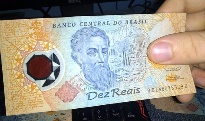 hiveblocks_BR's tweet photo. 2/3🧵The decision to create this polymer banknote instead of a paper one was primarily aimed at increasing the durability of the money in circulation, as the plastic material is more resistant to tears and dirt than paper. https://t.co/x2IaybilZm