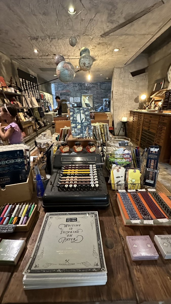 bechori777's tweet photo. 台北2日目も文具店巡り
誠品書店さんにワシの本あったの
見つけてテンションぶち上げでした
オシャンティなお店が増えたんだなあ
明日も楽しみです
#誠品生活松菸
#TOOLSTOLIVEBY https://t.co/HkWhIuSmRZ