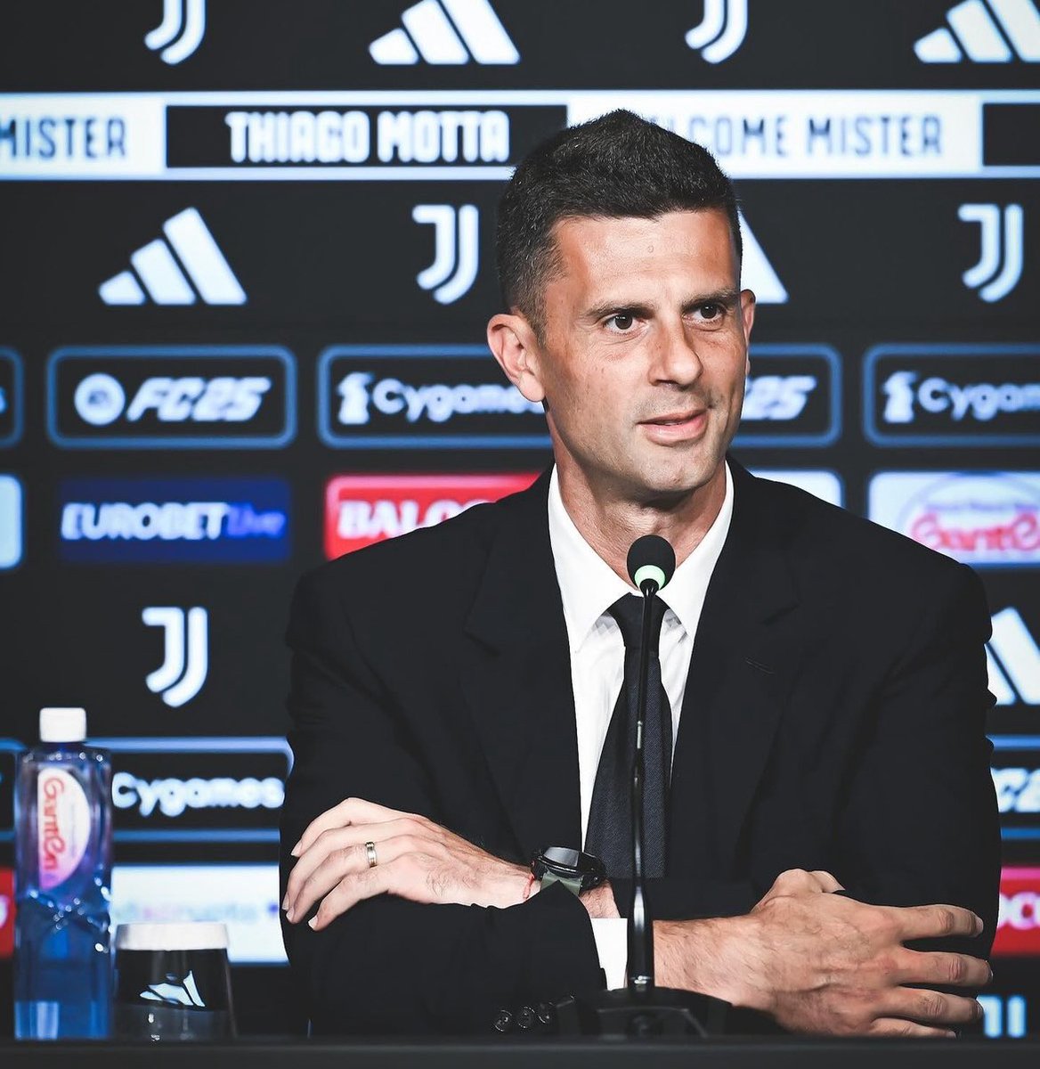 JuveCoaches's tweet photo. تياغو موتا 🎙️:

هدفي هو أن أبني يوفنتوس يخاف منه كل منافس 🖤🤍🔥 https://t.co/vBY3cNB2HK