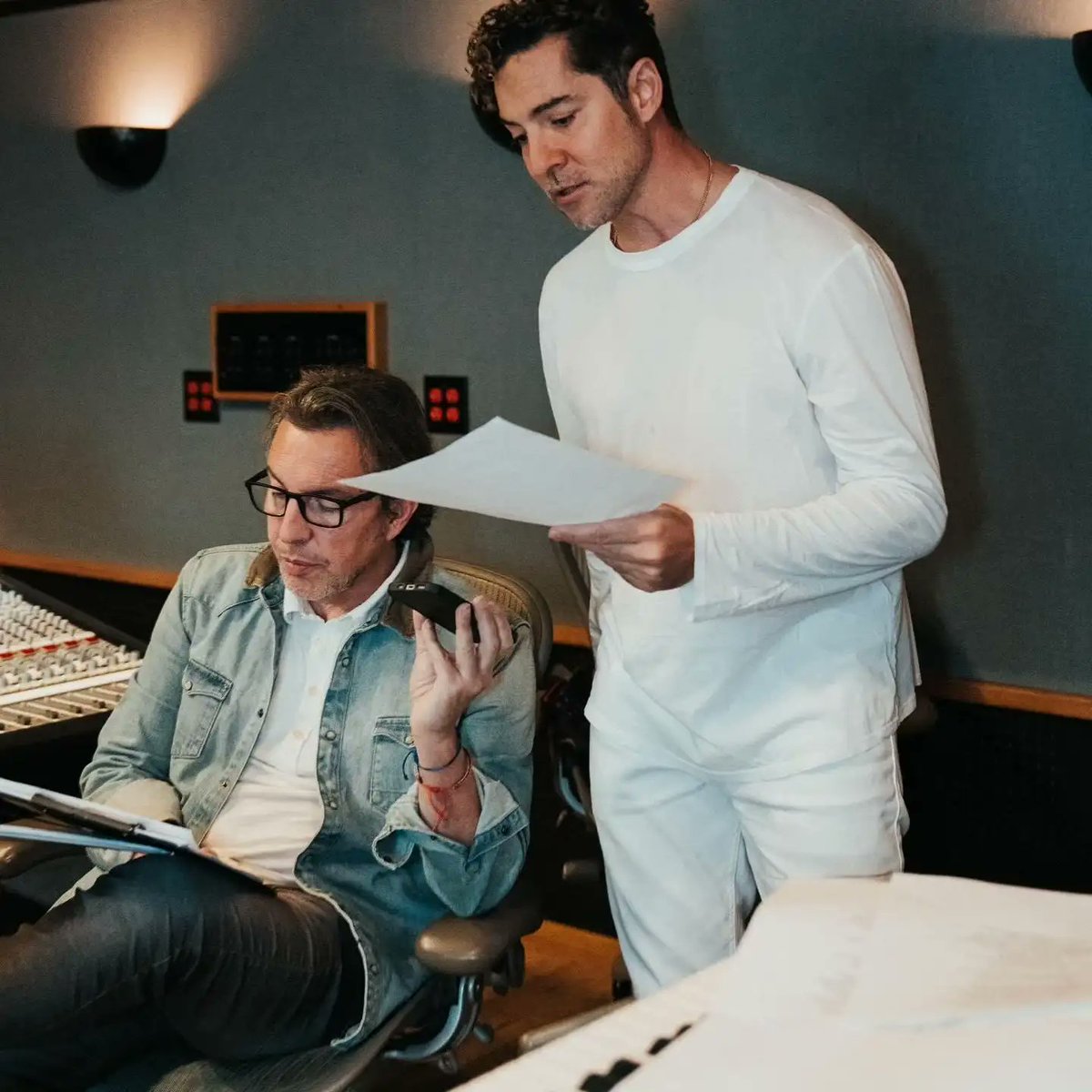 David  Bisbal nos comparte algunas fotos en su canal de Instagram, sobre su proyecto X, solo nos dice que puede que sea su mejor disco musicalmente hablando... Estaremos atentos!!! <a href="/davidbisbal/">davidbisbal</a> con estas fotos y tú audio más ganas tenemos de saber. Un abrazo fuerte 🤗