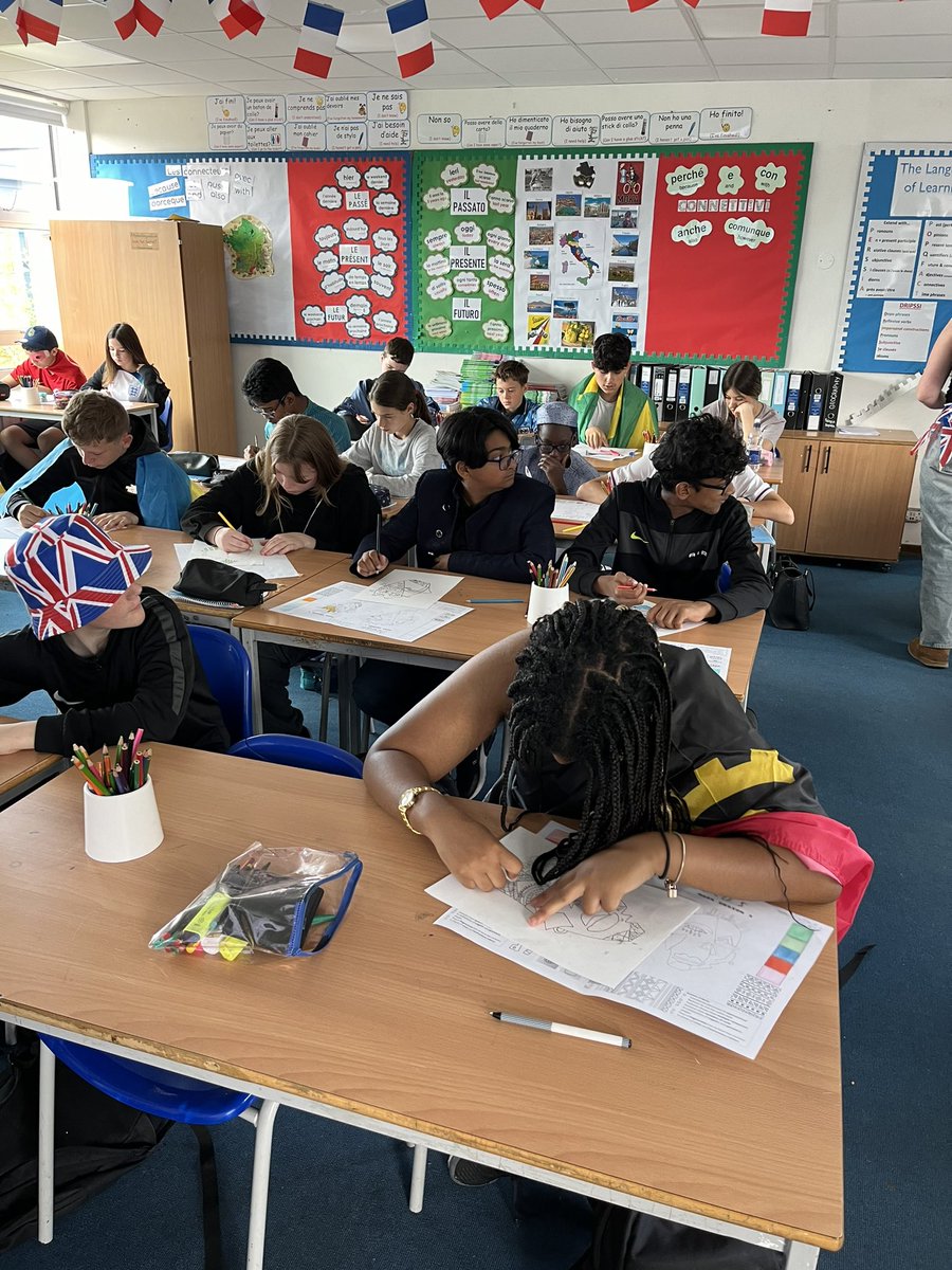 ChancellorsSch's tweet photo. Art 🖼️🎨 

Students designed African masks using Cubist techniques. 🎭 https://t.co/vZEKN2CPRx