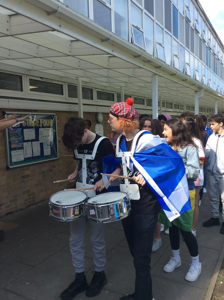 ChancellorsSch's tweet photo. Music 🎵🎧 

Students learnt Samba and finished the lesson with a parade around school to showcase what they had learnt. https://t.co/Nj1mmQTXEJ