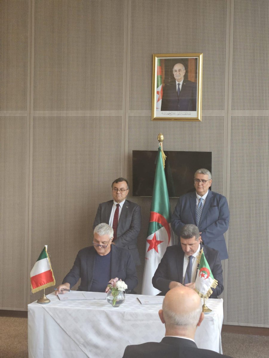ItaAlgeri's tweet photo. Signature ce jeudi de l'"Accord Cadre" régissant l'organisation de la participation de l'Algérie 🇩🇿 en qualité d'invité d'honneur à la 28° édition de la Foire Internationale de l'Artisanat - "Artigiano in Fiera", prévue du 30 novembre au 8 décembre à Milan 🇮🇹

@ItalyinAlgeria https://t.co/co69uwwnCI