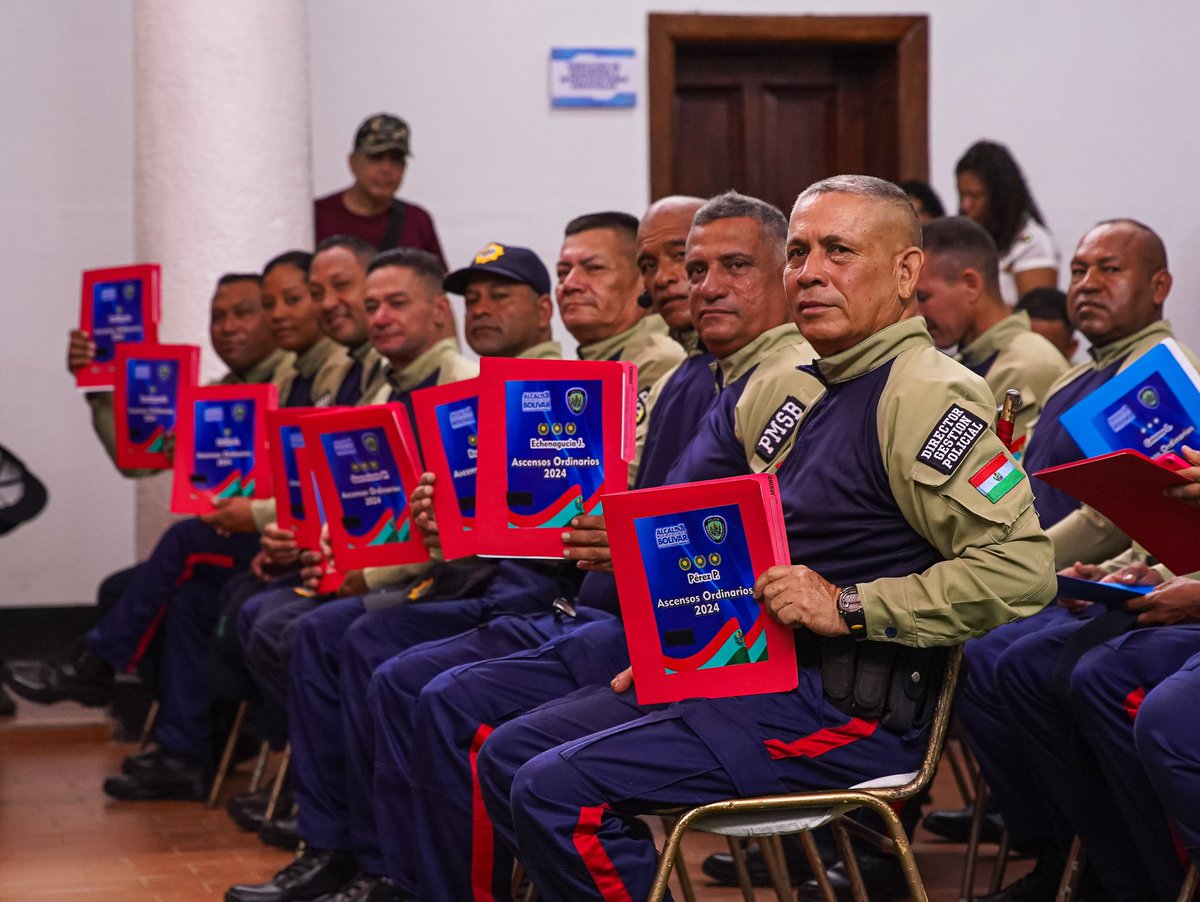 sugeyherreram's tweet photo. Un cuerpo policial a la altura de las dificultades. Felicitaciones a los 52 ascendidos de @PolibolivarBna, y por supuesto que este logro es también para sus familiares. Les abrazo🤗🤗🤗 https://t.co/blmQ6QiE4F