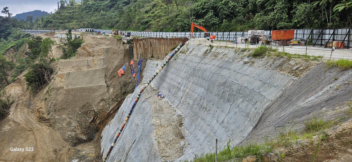 Checking progress projek pembaikan cerun Smpg Pulai-Cameron H, km 44. Kerja2 sdg berjalan dgn rancak. Semoga dipermudahkan pembinaannya <a href="/RoslanMdTaha/">Roslan Md Taha</a> <a href="/moworksmy/">Kementerian Kerja Raya Malaysia</a>