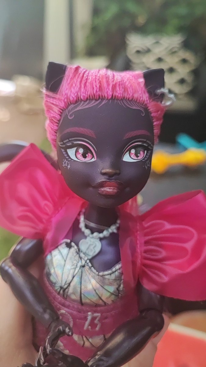 She is sooooo pretty LOVE her lips and her body sculpt