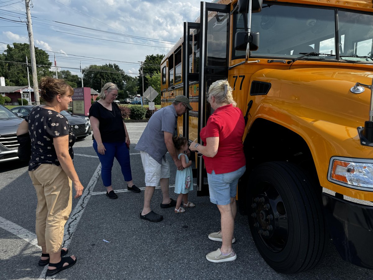 WilsonSchlDist's tweet photo. Last week, the Sinking Spring Library held a Touch The Bus event! Kids of all ages had fun getting on one of our own Wilson buses and exploring! #WilsonSD #TouchTheBus #SinkingSpring https://t.co/KGH5xorw5w