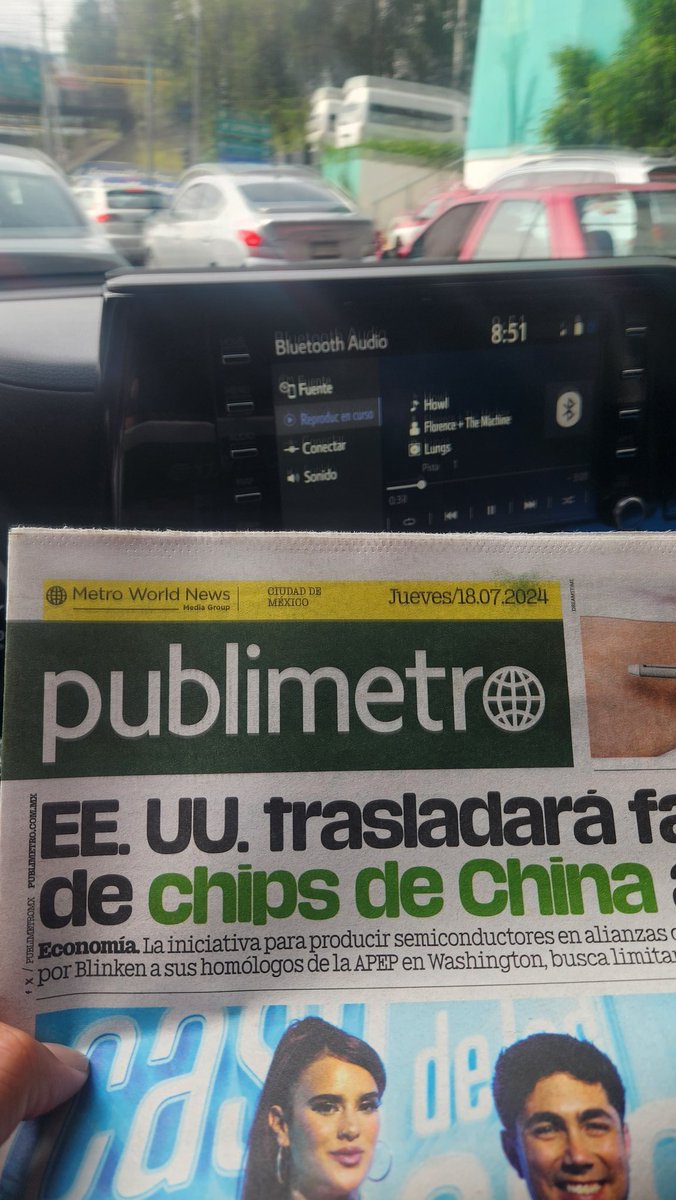 eduard_lg's tweet photo. Por un instante me sentí en 2004, llegando a Cliente en Santa Fe, escuchando Florencia y su Máquina, con Publímetro en mano, luego recordé que no era #RadioIbero, que ya no existía #BDSF y que todo lo importante de mi vida en aquel entonces... ya solo vive en mis recuerdos. https://t.co/VzYHsleEfy