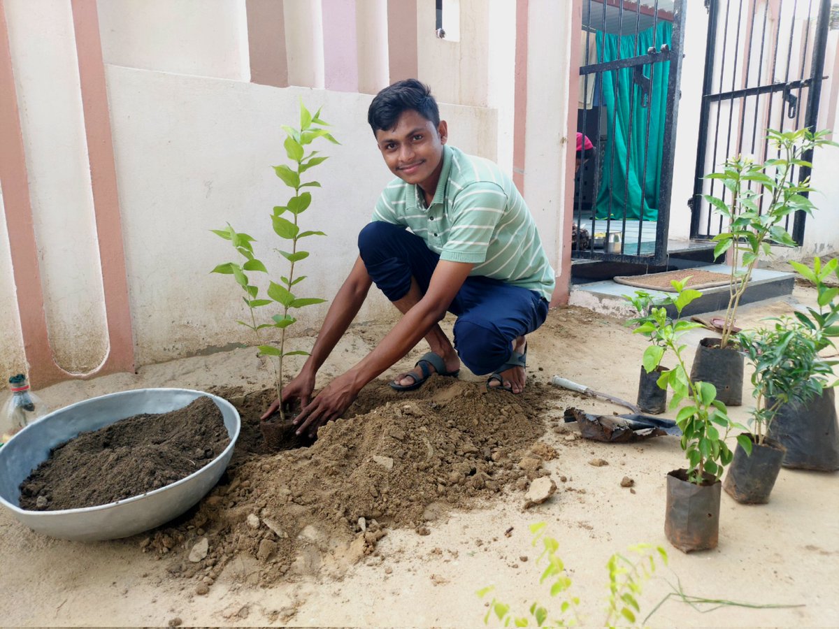 PRAKASH82247451's tweet photo. @Hasmukhpatelips અમે શ્વાસ વાવ્યા..
તમને થશે શ્વાસ ને તે વળી વવાય ? 

આજે મારા ઘર આંગણે છોડવાઓ રોપ્યા.... 

મેહુલિયો  આવતા જ માઁ ધરા ફરી આ વૃક્ષને ધારણ કરવા તૈયાર થઈ જાય છે... આ સમયે વવાતા વૃક્ષો ઉછેરવાનું પ્રમાણ મહત્તમ થઈ જાય છે.
તમે પણ આ કાર્યમાં સહભાગી થઈ શકો...👏
#kankrej @Hasmukhpatelips https://t.co/VviS2C8Jab