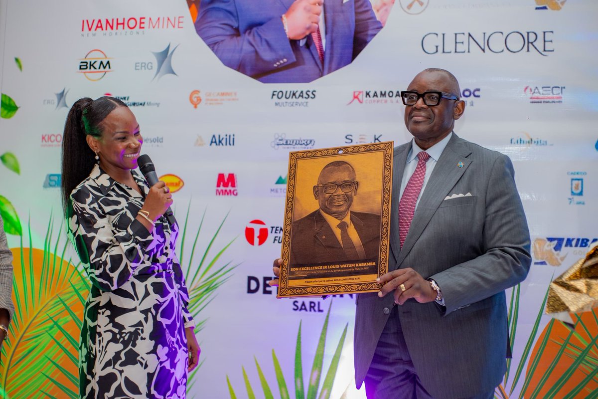 BonyEmmanuel3's tweet photo. Soirée organisée par la Chambre de Mines où LE BOISIER CONGOLAIS: https://t.co/aQuwArLjuK a été honoré de répondre à la commande avec un Magnifique portrait sur du bois  de son https://t.co/2YK6nZHwmS @LouisWKabamba.
#Vive l'entreprenariat local @central_sage, @LitsaniChoukran https://t.co/fDhHUET0hn