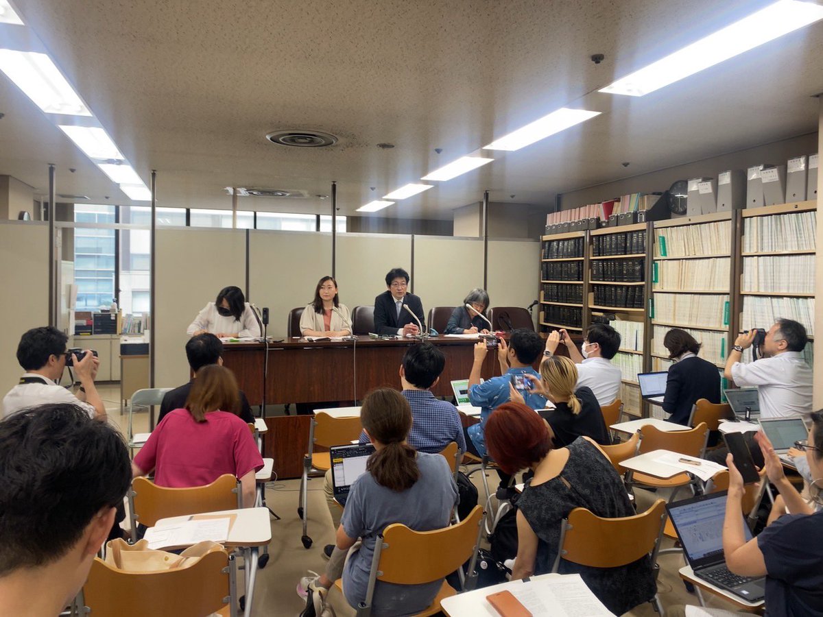 colabo_yumeno's tweet photo. 本日、Colaboと私に対する名誉棄損で提訴していた暇空茜こと水原（少女アニメアイコンの40代男性）に勝訴しました。２年前からColaboに関���る無数のデマを拡散し、甚大な被害をもたらしている加害者です。Colaboとしては当然のことですが、暇空の投稿がデマであることが裁判所によって認められました。

Colabo側の主張が全て認められ、相���方の主張が一切認められない判決です。２２０万円の支払いは、名誉棄損の裁判としては当然の結果であると考えていますが、私たちの受けた被害は２２０万円では到底カバーできません。
一方で、暇空は「Colaboと闘う」名目で１億６千万円以上のカンパを集めており、この程度の賠償を命じられても全く痛くないでしょう。

裁判所はSNSにおけるデマ拡散の影響力や、現実の支援活動への深刻な影響について、また女性支援に対する攻撃による収益化を考慮し、もっと踏み込んだ判断をしていただきたかったですが、まずは暇空による加害行為とその被害が裁判所にも認定されてよかったです。

判決では、Colaboが１０代の女性たちを狭い部屋に住まわせ高額の家賃を取っているという暇空のデマがデマであることを認定し、「被告が自らの好む漫画や���ニメなどのコンテンツを批判する原告仁藤に対し��い敵意を抱き、原告らを批判する動機がそのような点にあることを自認している」ことが確認されました。

さらに、暇空が「Colaboの活動報告書等の記載をあえて歪曲」し、「直接の事実確認等を一切行っていない」「真実相当性を立証するための重要な機会となる本人尋問に合理的な理由なく出頭しなかったこと」も踏まえて、
Colaboの生活保護不正受給や貧困ビジネス等のデマについて「真実であると信じたことについて相当な理由があるとは認められず、被告の上記主張は採用することはできない」と判断されました。

慰謝料については、「原告Colaboが公開した情報を断片的に盛り込むことで、閲覧者をしてその内容が真実であると信じさせかねない構成となっているものであって、これによる原告Colaboの社会的評価の低下には相当なものがあると��められる。」

「また、その代表者として原告Colaboの事業運営に主導的な役割を果たしてきた原告仁藤も名指しで批判されているもので、同様に、相当な社会的評価の低下があったものと認められる。」

「この点に加えて、被告による本件各投稿の結果を受けて、閲覧者等により、原告らの活動が妨害されるなどし、実際にその事業運営に支障が生じていること、被告が、本件訴訟の提起以降も、原告らに関する情報発信を頻繁に行ったり、本件訴状を有料で公開したりするなど、自らの利益のために本件訴訟を利用し、しかもこれを公言していることなどの事情が認められることに照らすと、原告Colaboについては、本件各投稿に対する対応等により生じた費用に係る支出や事業収入の低下等の経済的な損失を含む多大な精神的苦痛を被ったものと推認される」と判断されました。

Colaboの受けた被害は甚大で、Colaboとつながる少女��ちの生命を脅かす事態も引き起こしています。

報告集会の様子をこちらでご覧いただけます。
https://t.co/Wyi6Hh8Mbv

暇空は、都知事選に出馬し１１万票を得ましたが、モノいう女性や、女性支援に対する攻撃がお金や票集めになる社会を変えるために、私たちは加害を野放しにせず、提訴や、刑事告訴をしています。

すでに、暇空は書類送検されているため、民事の判決も踏まえて、今後刑事事件としても検察や裁判所には、加害と被害の深刻さを踏まえて、しっかり判断していただきたいと思っています。

暇空によるデマ拡散の影響は本当に大きく、この２年間とても大変な状況のなかでなんとかふんばって活動を続けてきました。多くの方の支えがあったから、孤独を感じず、諦めずに闘い続けることができています。

これからもよろしくお願いします。
#暇空敗訴