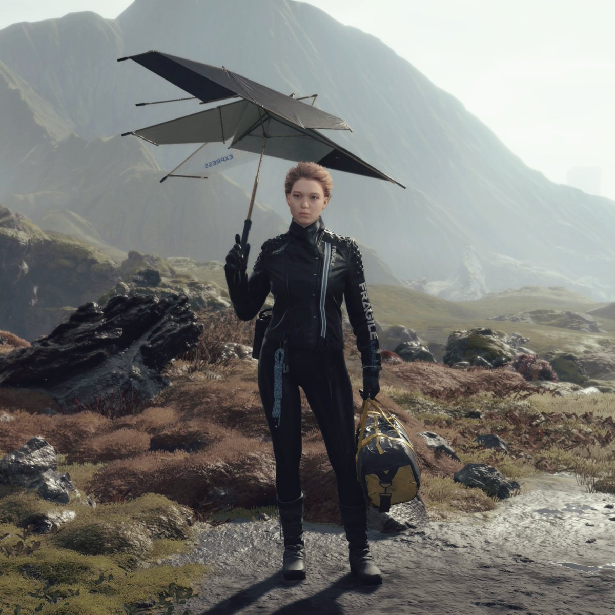 The character of Lèa Seydoux in DEATH STRANDING carrying the