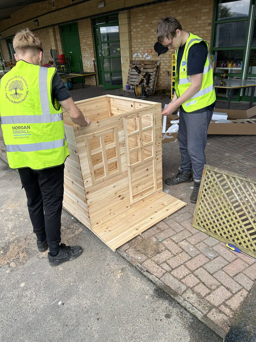 KHSDT1's tweet photo. This week the D&amp;T Team have been up to our primary site to help build some new areas in the outdoor space. Thank you to all the pupils who volunteered this week, from year 1 up to year 10. Da iawn pawb! https://t.co/YfeerhCTNh
