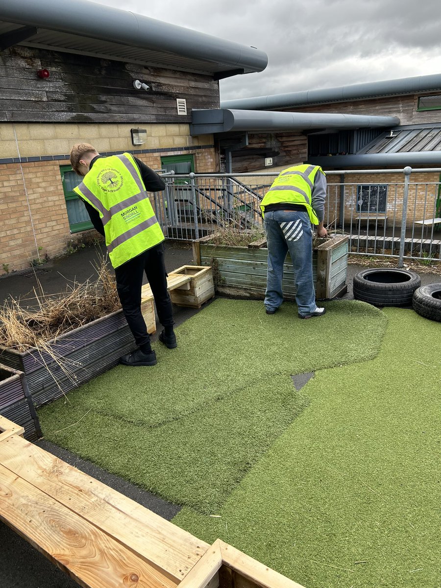 KHSDT1's tweet photo. This week the D&amp;T Team have been up to our primary site to help build some new areas in the outdoor space. Thank you to all the pupils who volunteered this week, from year 1 up to year 10. Da iawn pawb! https://t.co/YfeerhCTNh