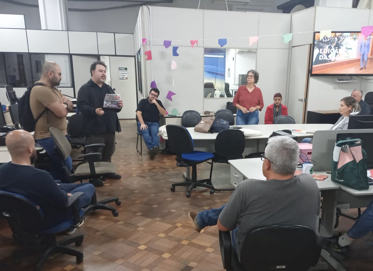 SJSP_Chapa1's tweet photo. #Chapa1 visita assessoria de comunicação da Prefeitura de Santos. Na ocasião, apresentamos nossa carta-programa e falamos do papel do Sindicato na luta pelos direitos dos profissionais. https://t.co/rpK0ce4c59