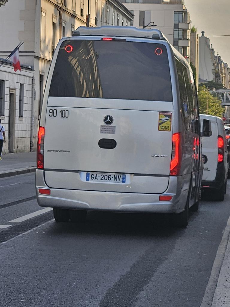 Chauffard #Paris 👹
Ce soir le chauffeur de ce minibus conduisait vite, ne respectait pas les distances de sécurité doublant les🚲 en les klaxonnant. Il consultait son☎️ en conduisant. Je suis prudente à🚴 je ne perdrais pas ma vie pourun idiot #velotaffeur <a href="/prefpolice/">Préfecture de Police</a> <a href="/Paris/">Paris</a>
