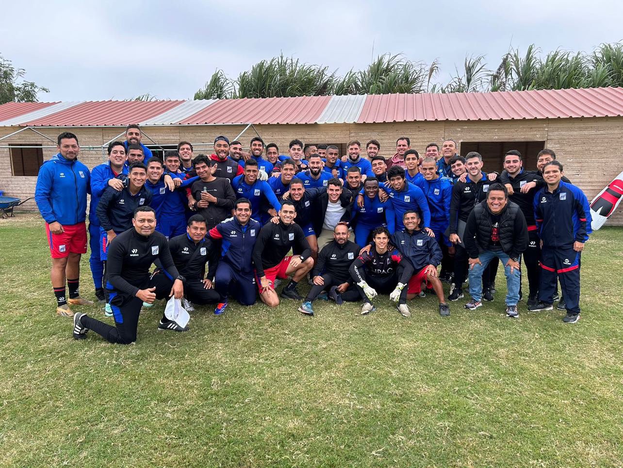 Matías despidiéndose de sus compañeros de Mannucci. (Foto: X Succar)