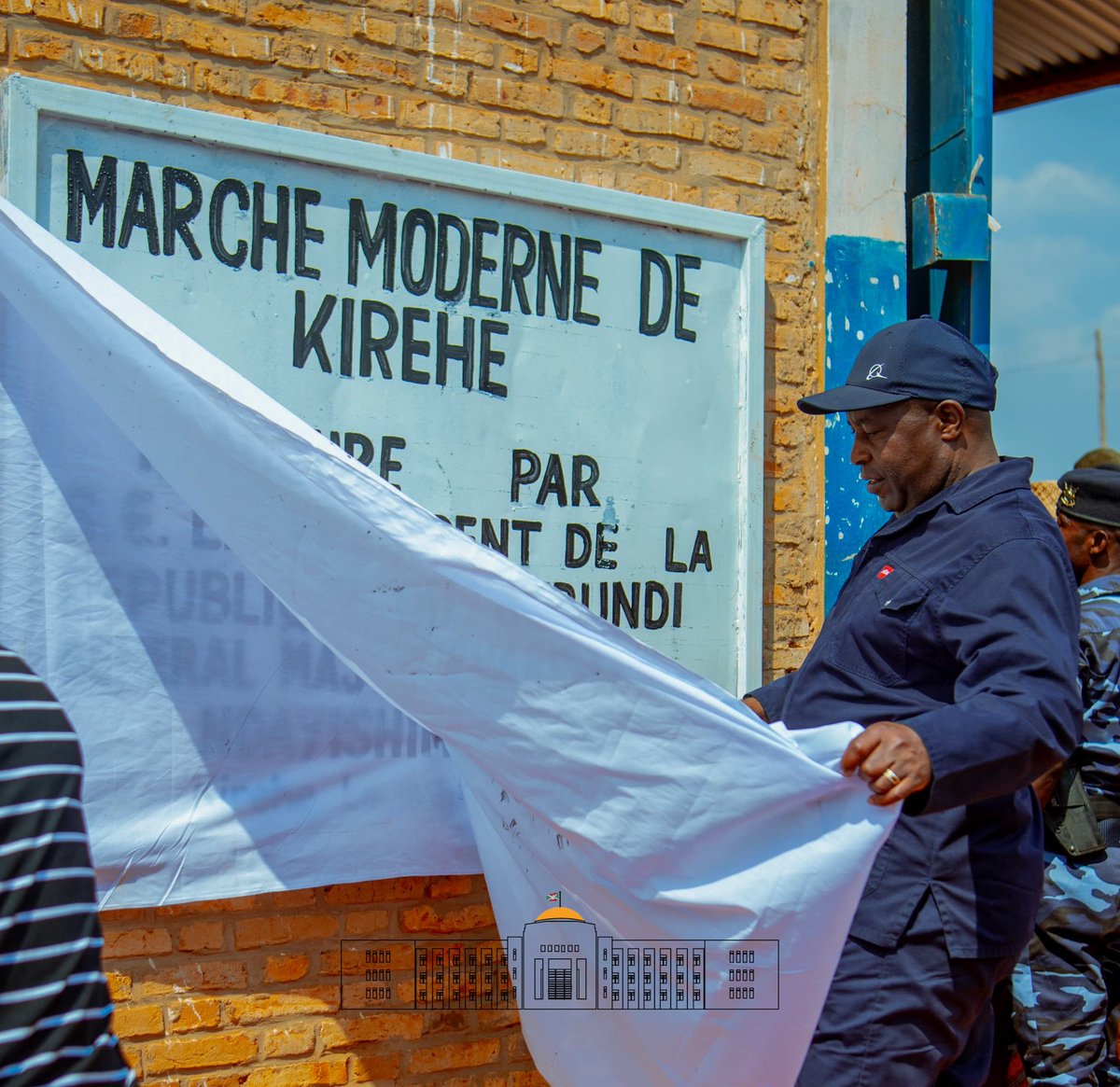 NtareHouse's tweet photo. La caravane #Inkebuzo a continué son périple vers la commune Mishiha où S.E @GeneralNeva à procédé à l'ouverture provisoire du marché moderne de Mishiha ayant 491 échoppes, et dont le budget de la construction s'évalue à 2.064.000.000 BIF, contribué par la population de Mishiha. https://t.co/uD4WQXC8LM