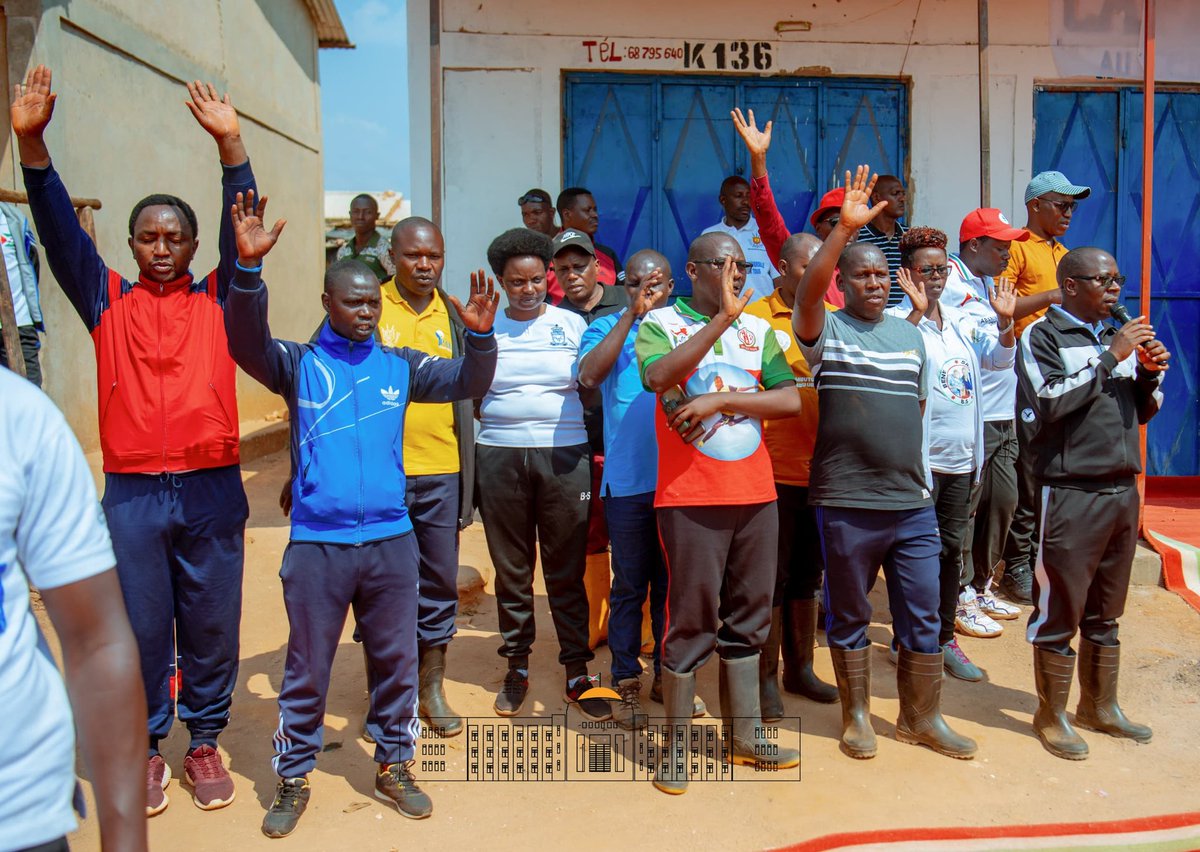 NtareHouse's tweet photo. La caravane #Inkebuzo a continué son périple vers la commune Mishiha où S.E @GeneralNeva à procédé à l'ouverture provisoire du marché moderne de Mishiha ayant 491 échoppes, et dont le budget de la construction s'évalue à 2.064.000.000 BIF, contribué par la population de Mishiha. https://t.co/uD4WQXC8LM