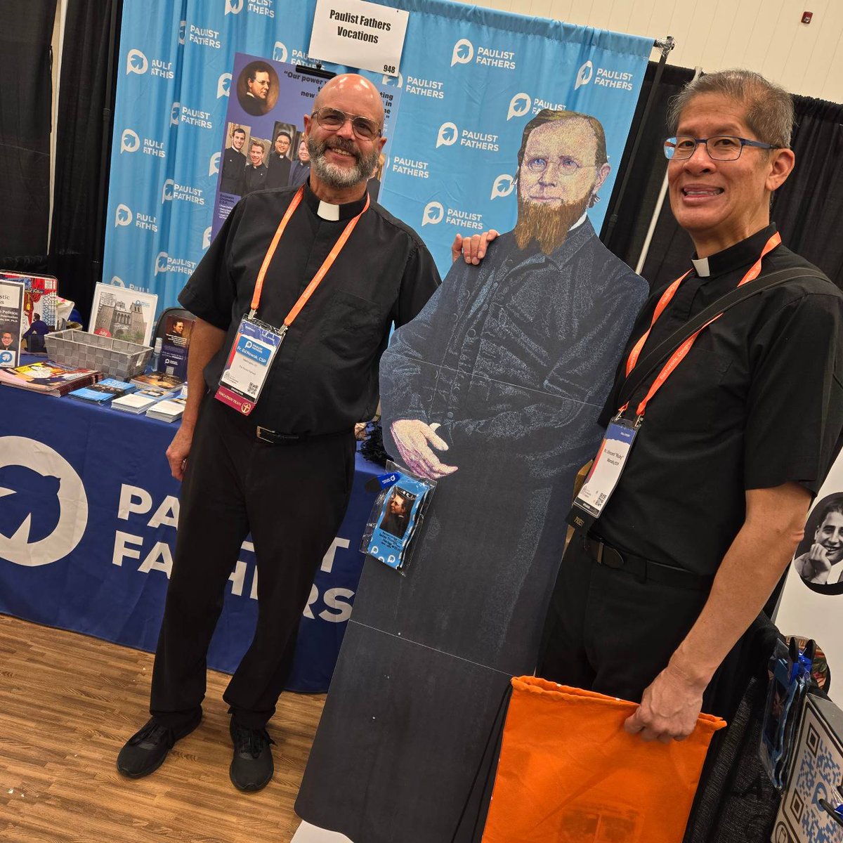 PaulistVocation's tweet photo. Traveling Fr. Isaac Hecker greeting fellow @PaulistFathers Fr. Ricky Manalo &amp; Fr. @rmwhitney3 and many visitors to the #PaulistFathers Vocations booth during day 2 of @euchrevival_.
Always great to see our good friend @godgoogler!
Visit us at booth 948.
🌐https://t.co/irrg3TGkxk https://t.co/xZjDwtUBaA