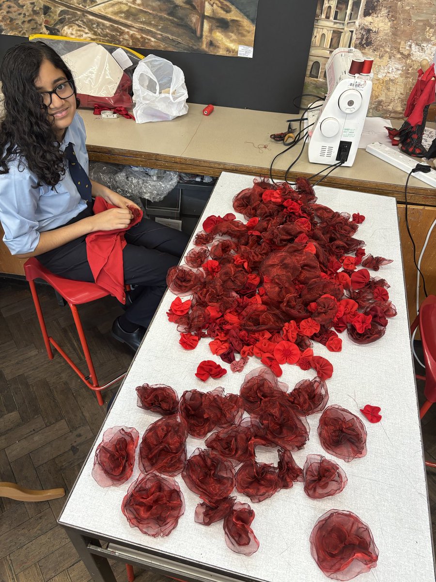 AlbermarleArt's tweet photo. #gcsetextiles Stunning πYr 10 exam in progress (Thanks for gifting some π₯ for my lanyard!) πΉβ¨β¨β¨ https://t.co/D96pfK0mno