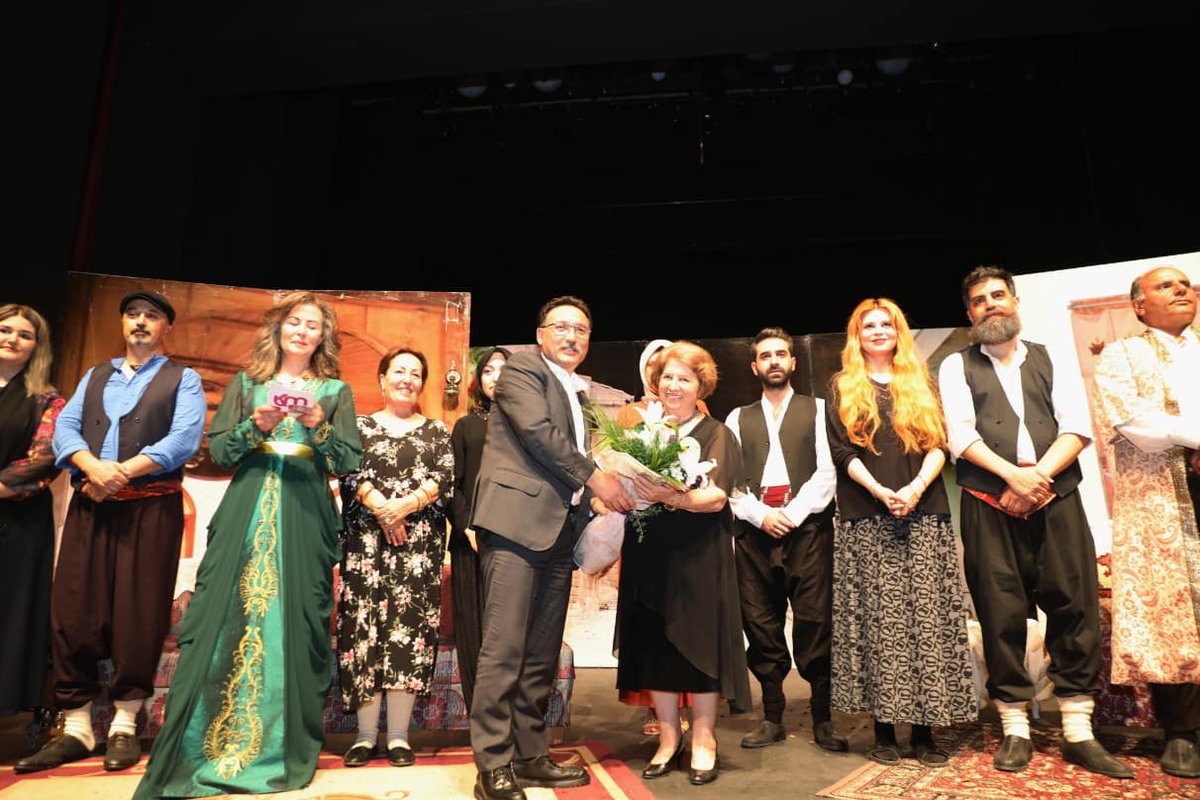 Valimiz Sayın Gökmen Çiçek, Garnizon Komutanı Tuğgeneral Haldun Taşan, İl Emniyet Müdürü Atanur Aydın, İl Kültür ve Turizm Müdürü Şükrü Dursun ve İl protokolü ile birlikte Kayseri Devlet Tiyatrosun'da "Gesi Bağları" adlı tiyatro oyununu izledi.