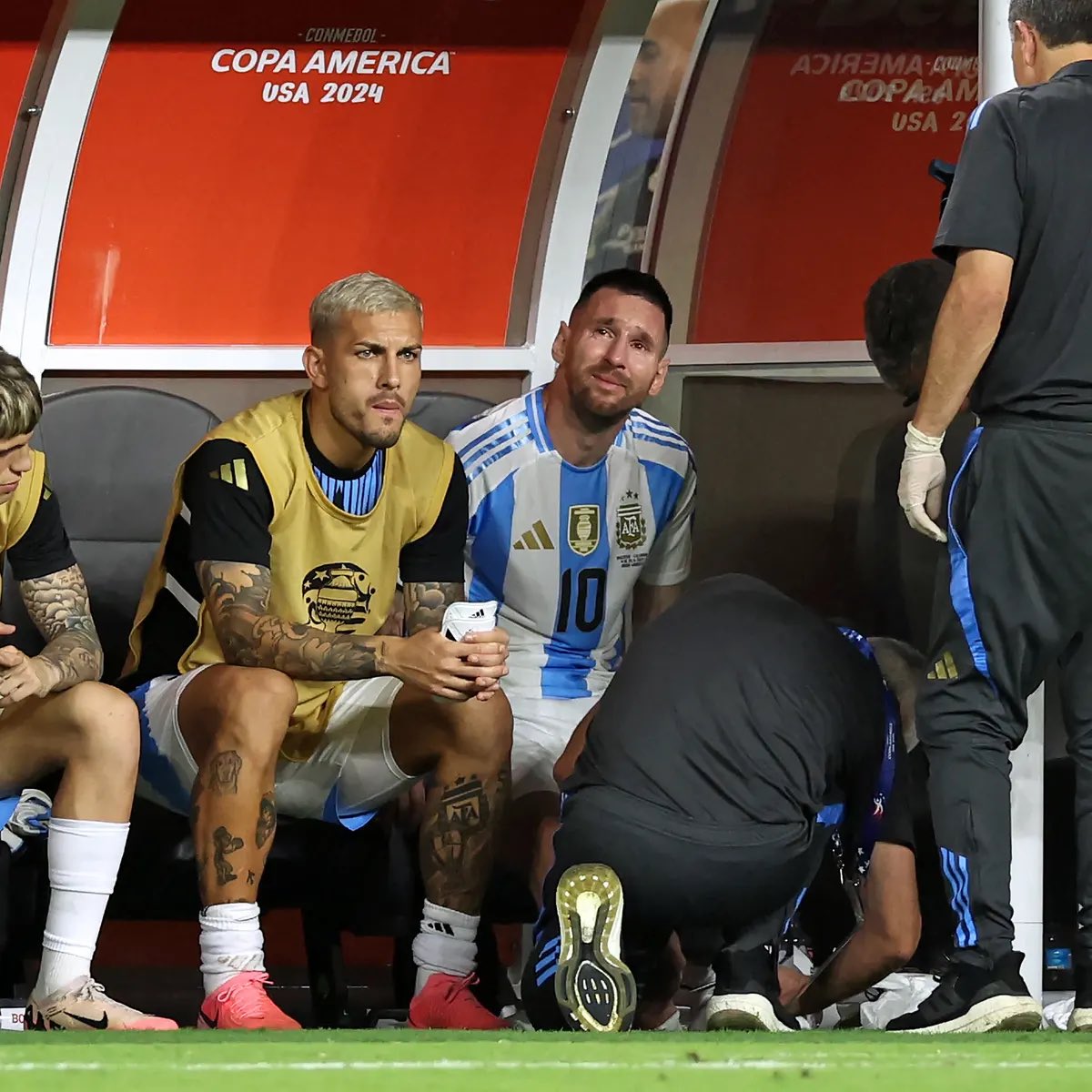 B_ALMASHRAFI's tweet photo. وُلد ليلعب لهم ويلعب ليعيش بينهم

سقط ميسي وهو ليس لاعبًا يسقط دون سبب، سقط على الأرض بمفرده، امسك بكاحل قدمه، وكان يعلم انتهاء مباراته.

خلع حذائه الأيمن ووقف بحذر! سأله الأطباء عن حالته؟ وهم يعرفون انه يعرّف الإجابة.

سأل من أجل أن يسأل! ثم توجه لخط التماس! 

أصبحت تلك الخطوات أثقل من حمل هم الارجنتين لوحده! حيث كانت كل خطوة بمثابة طعنة في قلوب الأرجنتينيين.

ظهرت اللوحة: جونزاليس في الملعب وميسي خارج الملعب!

سار ميسي ببطء نحو مقاعد البدلاء وألقى بحذائه على الأرض ثم غرق في مقعده.

بعد ثانية أو أثنتين، عادت الكاميرا إلى ميسي، لتقترب من الوجه الأكثر شهرة في كرة القدم بل وحتى الوجه الأكثر براءه، فلم يعد ميسي صاحب الصلابة والثبات، قادراً على كبح جماح مشاعره.

انه المره الاولى التي بكى فيها ميسي والمباراة تلعب فهو لا يبكي كثيرًا!

هتف الجمهور باسمه، وكان يبكي بحرقة

كانت الملاعب في أمريكا أصغر وأكثر صلابة، كان من الصعب اللعب عليها وكانت الحرارة والرطوبة مرهقتين أيضًا.

لذلك سقط ميسي في البطولة مرتين، وهو لا يسقط كثيرًا، فكانت الأولى امتداد لإصابة مزمنة في الركبة والثانية في كاحلة المتورم.

كانت الدموع في تلك اللحظة مؤقتة، فالأرجنتين تحتاج إليه! فهي تحتاج إليه دائماً وتعرف انه المستحيل التخلي عنه

أنني بحاجه إلى أن يحتاجو إلي، مصحوبًا بإحساس لا لبس فيه بالنهاية!

يبلغ ميسي من العمر 37 عامًا، سوف يبلغ ميسي 38 عامًا عندما تبدأ بطولة كأس العالم المقبلة، سوف يكمل عامه 39 أثناء البطولة.

إن التوقف عن اللعب ليس أمراً جذاباً للرياضيين، فالرياضيون يموتون مرتين!

لقد كان تميزه المذهل بمثابة درع فعال ضد الحديث عن اعتزاله!

لكن لا أحد يستطيع أن يركض إلى الأبد، ففي مرحلة ما، يصبح كل ما تفعله هو المرة الأخيرة، وكل شيء يأتي مصحوباً بنهاية ثقيلة!

حتى ميسي نفسه يخاف من ذلك، كخوف الجماهير في تلك الليلة الخانقة والمشحونة على ملعب الهارد روك!

لم يكن ميسي يراهن على حرمانه جزء من الرصيد القليل والمتبقي في الملاعب الدولية، وبينما كان جالساً على مقاعد البدلاء، ووضع كيساً من الثلج على كاحله وسترة صفراء تغطي قميصه الأزرق والأبيض.

كان من المغري أن نتساءل عما كان يدور في ذهن ميسي؟

ربما كان في تلك اللحظة مجرد مشجع! وربما كانت رؤية الفريق يلعب بدونه وهي الصورة التي سوف يضطر إلى التعود عليها في العقود المقبلة.

لم يرغب ميسي في الخروج أبدًا

كان يريد أن يلعب رغمً عن الإصابة، لكن إصابته جعلت أي خيار آخر غير ضروري!

لم تكن الأنانية من تقوده للبقاء، بل انه لا يريد أن يخيب أمل الموالين له

"لقد وُلد ليلعب لهم ويلعب ليعيش بينهم"

عندما سجل لاوتارو الهدف، حدث مالم يكن طبيعي، لكنه طبيعي هناك في الارجنتين، حيث لم يركض الجميع لمسجل الهدف بل ركض الجميع لمن كان يجلس في الدكه!

لم يكن المدرب بل كان نورهم مرشدهم ومسيحهم الذي يثقون به

لقد كان ميسي محور الحديث دائمًا، وكان يدفع ثمن ثقل نجاحات رجل اخر، في زمن اخر، ومعطيات اخرى!

حتى أصبح مثقلاً بوزن شخصيته، مدفوعًا بالضغوطات التي تفوق طاقة البشر، محاصرًا بأقلام منتقديه! فـ كرة القدم في بلادة هي الأهم من بين الأشياء المهمة.

لم يكن من السهل ابدا نسيان ان ميسي كان يقترف منذ سنوات خطيئة ان يكون الافضل، وخطيئة أن تزداد عبودية دييغو مع كل إخفاق.

لقد كان ميسي يحظى بالاحترام في مختلف أنحاء العالم، لكنه أصبح شخصية مثيرة للانقسام في الأرجنتين!

"أجنبي" يعاني من ضغوط تمثيل الأرجنتين يثقل كاهله ظل مارادونا

حينها ظهر مصطلح "الغيرة الوطنية" وأصبح المصطلح مثار نقاش وجدال لا ينتهي في البرامج التلفزيونية، المقاهي والصحافة.

وعندما أضاع ركلة الجزاء تلك ومات واقفًا معلنًا اعتزاله قميص الارجنتين للأبد حيث قال: لعبت أربع مباريات نهائية، لسوء الحظ، لم يكن الأمر مقدرًا لي.

لم يكن يعلم ميسي أن المقدر كان اخر نهائي سيخسره! ستلعب بعدها أربع نهائيات، ستنتصر فيها جميعًا، ومن يدري قد يكون الختام هو يوم لا يمس فيه تلك العظمة

لم يكن يعلم ميسي نفسه أن المقدر لنا اننا سندفع ثمن تلك العظمة التي جعلتنا لا نتعجب كثيرًا معه، أصبحت الظواهر طبيعية، والمستحيل جزء من روتين الليو! فلم يعد يغرينا أي شيئ اخر، فهو يفعل مالا يفكر فيه احد، لان لا أحد سبق وأن شاهد ذلك.

لقد تشكلت عظمة ميسي في كل مكان على أرض الملعب، لقد صنع عظمته الخاصة، وتطور مع تطور اللعبة، وضعف لاعبي فريقه، وتقدمه في السن، وفهم المنافسين له!

لذى ستجد لليو لحظات عظمة كجناح وصانع ومهاجم وستجد لحظات أعظم كمهاري يصنع ويسجل.

فهو يزداد عظمة رغما عن الظروف وليس بفضلها

لم يقل ميسي كلمته الأخيرة بعد في كرة القدم الدولية ولم يهمس باريديس لميسي حينها، لكنه قدم هديته الصغيرة بعد أن سمع أنين بكاءة.