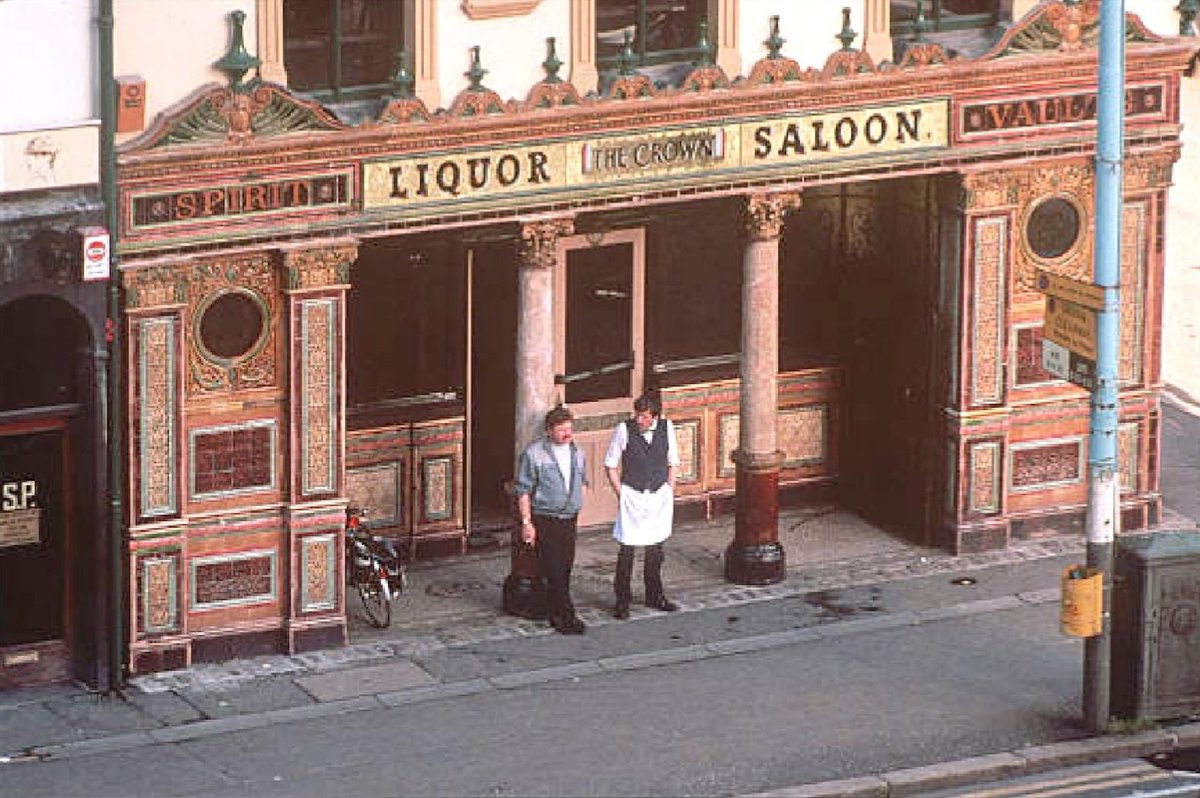 The Crown Bar, Great Victoria Street, Belfast. c1988.
         (Getty).