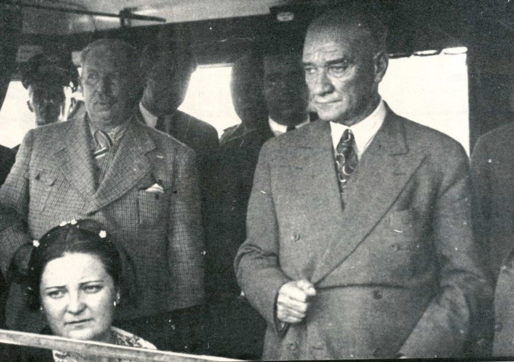 "Gidelim Afet. Bir orman kenarına gidelim. Her şeyi bırakalım. Şöyle basit bir ev, ocaklı bir oda... Evet... Evet... Hemen çekip gidelim ormanlara. Hele ben bir iyi olayım da..."