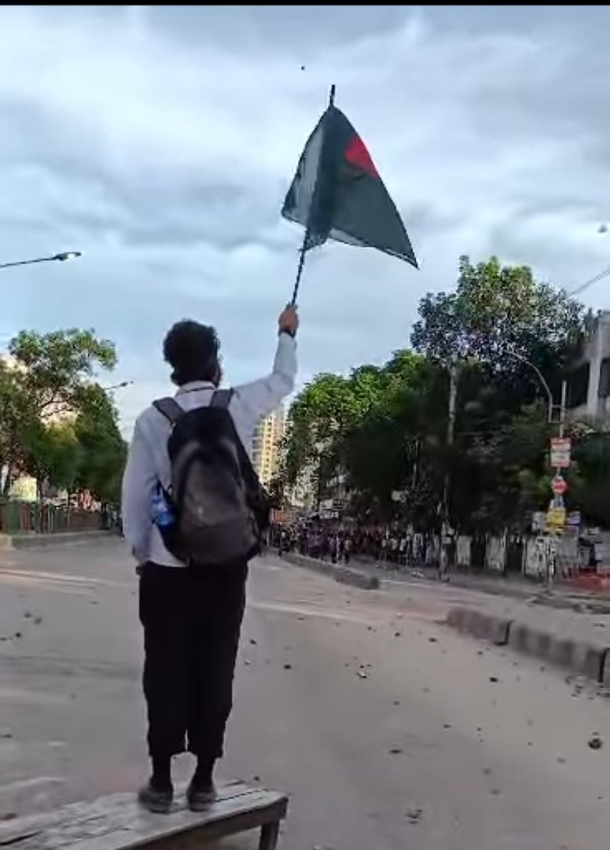 nakhkhottro's tweet photo. All the internet connection is blocked by our government. Nobody can contact each other. It's very risky for all people. Our government is using a network jam machine. Now please provide us with a satellite internet connection.🇧🇩🇧🇩
@Chenderella_9 @elonmusk @Starlink https://t.co/8oj10AybAR