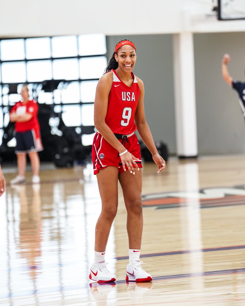 usabasketball's tweet photo. The vibes are v high. 

🇺🇸 #USABWNT https://t.co/cpskzZf74R