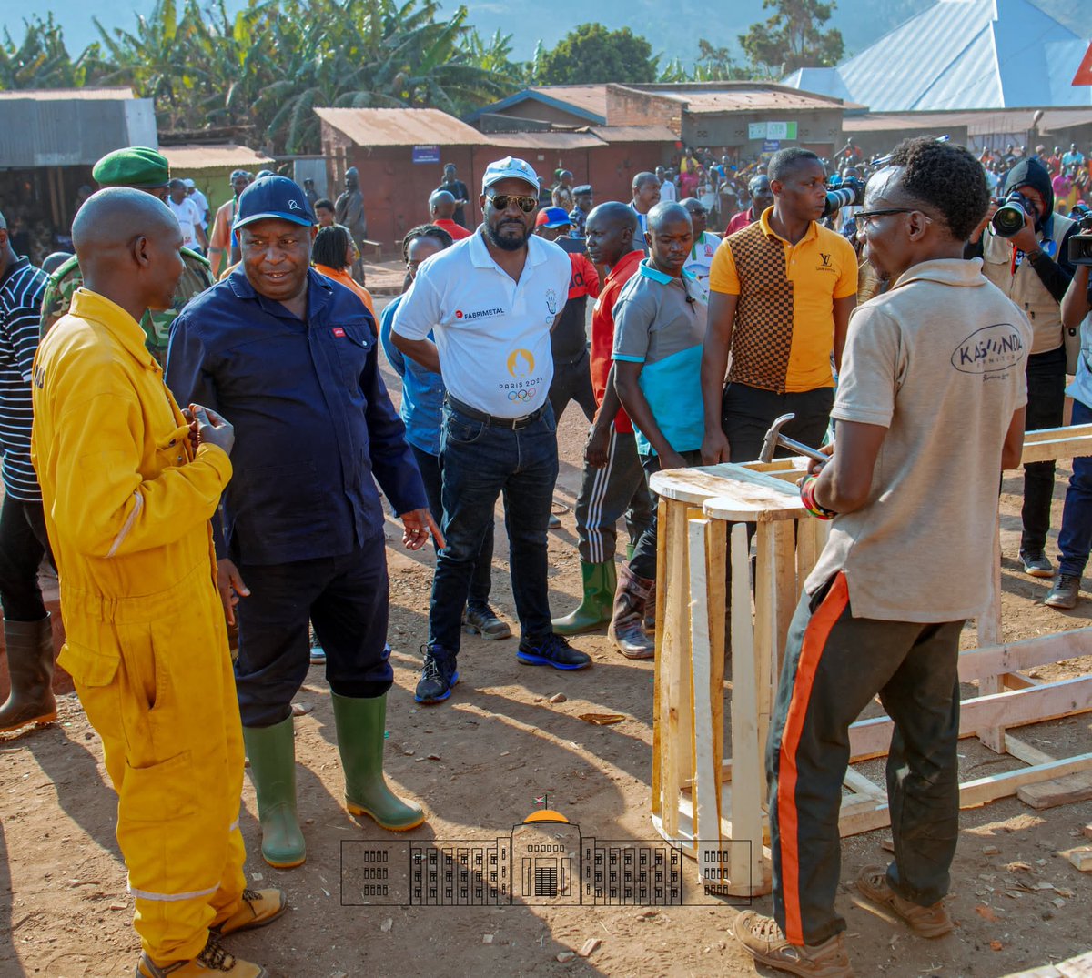 NtareHouse's tweet photo. @GeneralNeva Après #Mishiha, S.E @GeneralNeva a effectué ce 18/7  une visite d'encouragement à un atelier de menuiserie sis au chef lieu de @CankuzoProvince, appartenant à Niragira Donatien, un jeune entrepreneur soutenu financièrement par le @PAEEJ_Burundi. https://t.co/jYanRA95ET