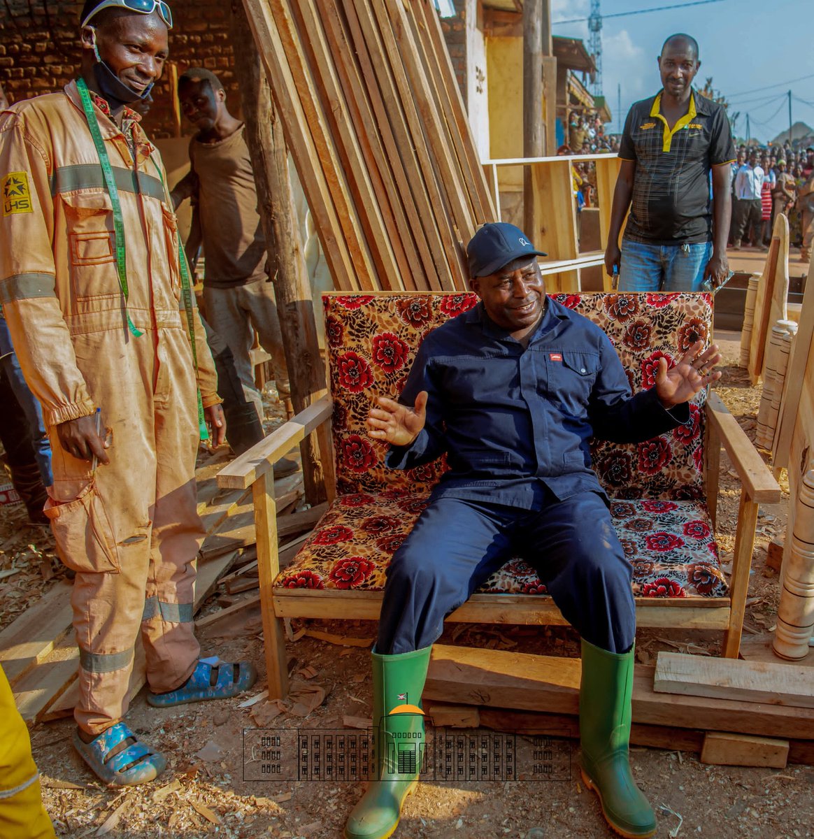 NtareHouse's tweet photo. @GeneralNeva Après #Mishiha, S.E @GeneralNeva a effectué ce 18/7  une visite d'encouragement à un atelier de menuiserie sis au chef lieu de @CankuzoProvince, appartenant à Niragira Donatien, un jeune entrepreneur soutenu financièrement par le @PAEEJ_Burundi. https://t.co/jYanRA95ET