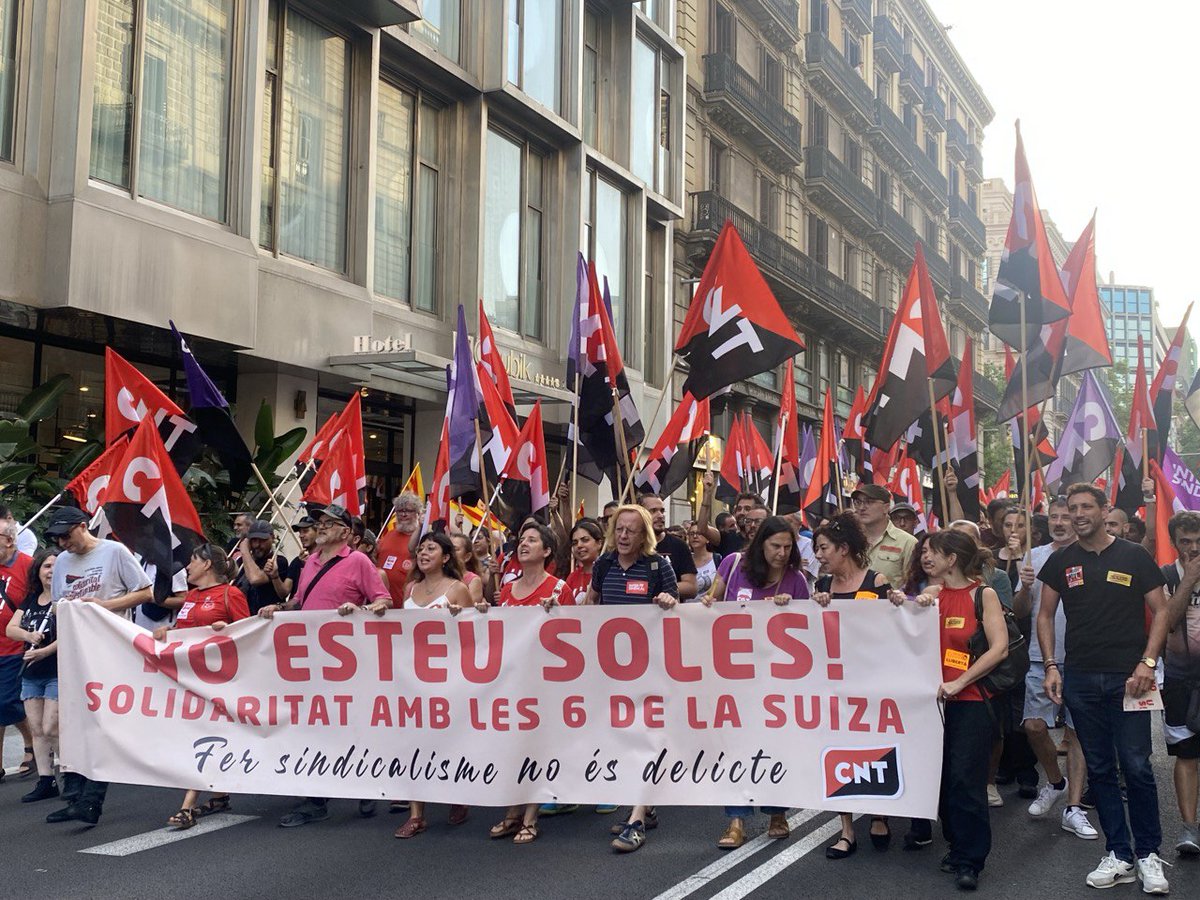 embatOLC's tweet photo. Avui, amb les @6delaSuiza pel centre de #Barcelona donant suport, a elles i al sindicalisme. Totes les organitzacions i sindicats a una defensant que #FerSindicalismeNoésDelicte #Llibertatles6deLaSuiza https://t.co/O3ogxHRKVe