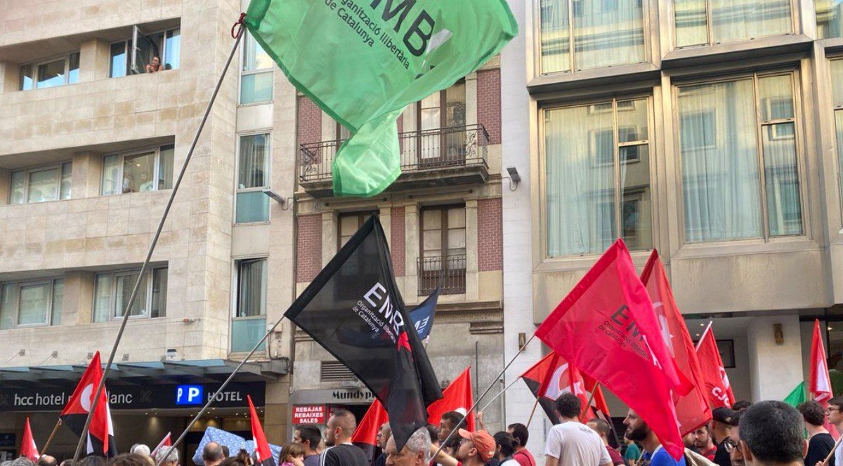 embatOLC's tweet photo. Avui, amb les @6delaSuiza pel centre de #Barcelona donant suport, a elles i al sindicalisme. Totes les organitzacions i sindicats a una defensant que #FerSindicalismeNoésDelicte #Llibertatles6deLaSuiza https://t.co/O3ogxHRKVe