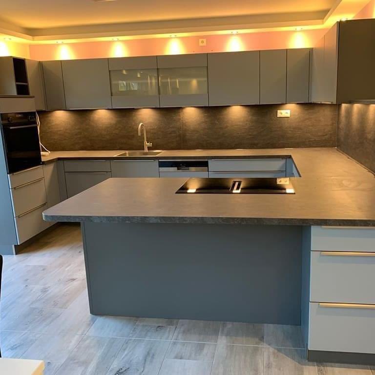 Moin 

Falls jemand jemanden kennt der ne große Küche kaufen mag gern teilen. 
Haben eine abzugeben inklusive aller technischen Markengeräte (sidebyside,Ofen ,Herd, Geschirrspüler)

Preis verhandelbar :)