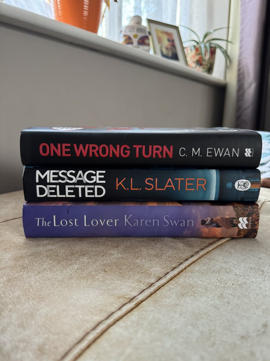 Candysbookcase's tweet photo. Publishing Day Purchases โฆ #OneWrongTurn @chrisewan #MessageDeleted @KLSlaterAuthor & #TheLostLover @KarenSwan1 ๐๐๐๐ https://t.co/m3pTsLUoif