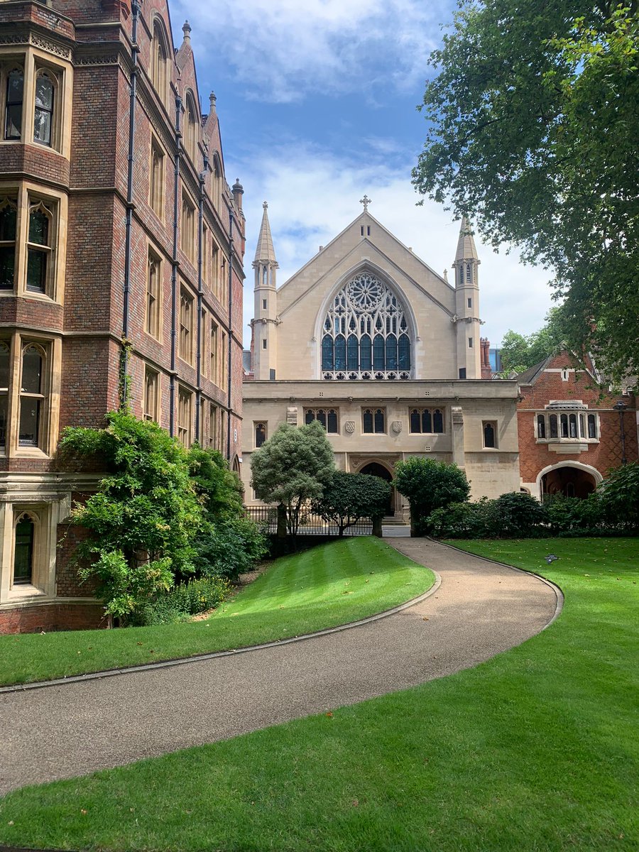 A wonderful day at #TheRoyalCourtsOfJustice #TheOldBailey and #LincolnsInn for our #Criminology and #ForensicPsychology @_BNUni students. Fascinating day!