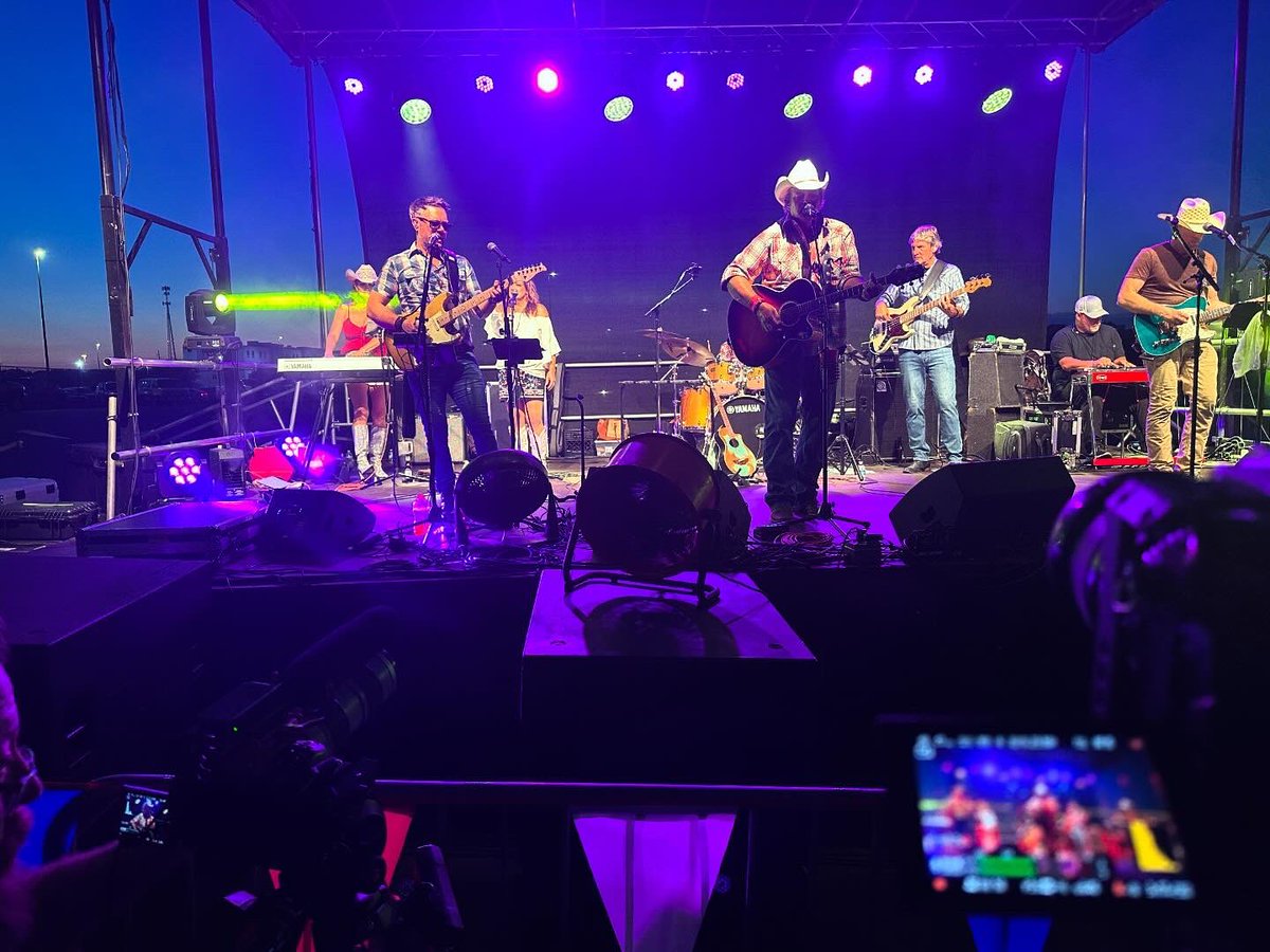 FairfieldVideo's tweet photo. Hot but fun 4th of July coverage of the Toby Keith tribute at Louisiana Downs #fairfieldstudios https://t.co/YFUlNlASSV