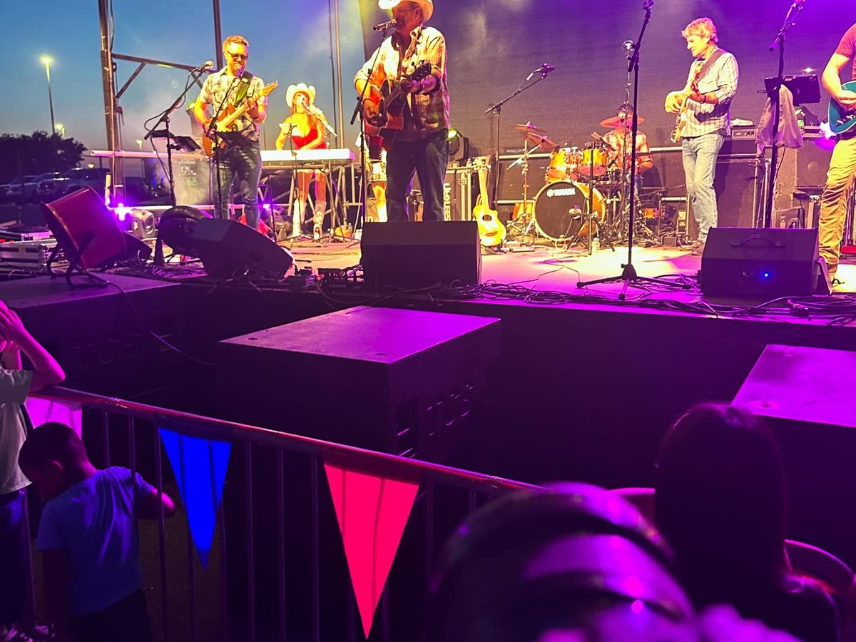 FairfieldVideo's tweet photo. Hot but fun 4th of July coverage of the Toby Keith tribute at Louisiana Downs #fairfieldstudios https://t.co/YFUlNlASSV