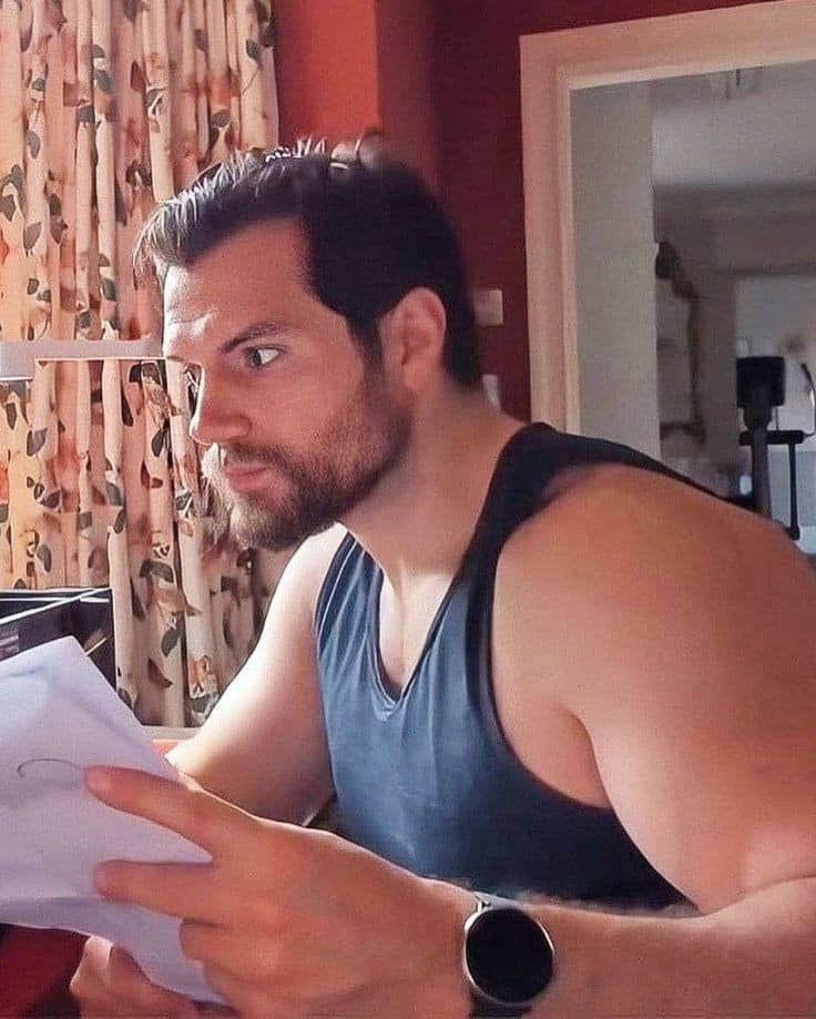 AlphaManUniv's tweet photo. #TBT to when this stud broke the internet with his tanktop and gamer PC #ThrowbackThursday #ThirstyThursday #HenryCavill #SuperHunks #Superman #DC https://t.co/7FxMMgX1jZ