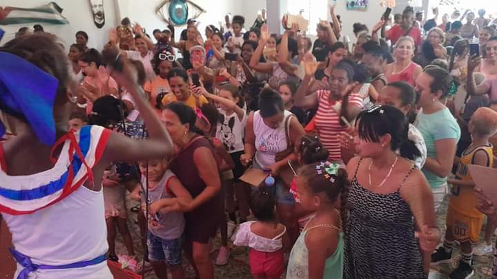 EducCalimeteMtz's tweet photo. Calimete en #ModoVerano2024 . Disfrutan los infantes y sus familias de la actuación de La Colmenita.
Desde la Casa de Cultura Municipal Hanabana, la Colmenita le regala a los niños el espectáculo Ajiaco de Sueños. #MatanzasDeGirónAl26 #CubaMined https://t.co/ogUM0jvc2A