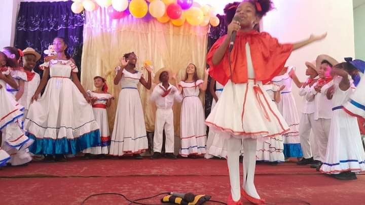 EducCalimeteMtz's tweet photo. Calimete en #ModoVerano2024 . Disfrutan los infantes y sus familias de la actuación de La Colmenita.
Desde la Casa de Cultura Municipal Hanabana, la Colmenita le regala a los niños el espectáculo Ajiaco de Sueños. #MatanzasDeGirónAl26 #CubaMined https://t.co/ogUM0jvc2A
