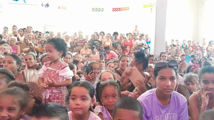 EducCalimeteMtz's tweet photo. Calimete en #ModoVerano2024 . Disfrutan los infantes y sus familias de la actuación de La Colmenita.
Desde la Casa de Cultura Municipal Hanabana, la Colmenita le regala a los niños el espectáculo Ajiaco de Sueños. #MatanzasDeGirónAl26 #CubaMined https://t.co/ogUM0jvc2A